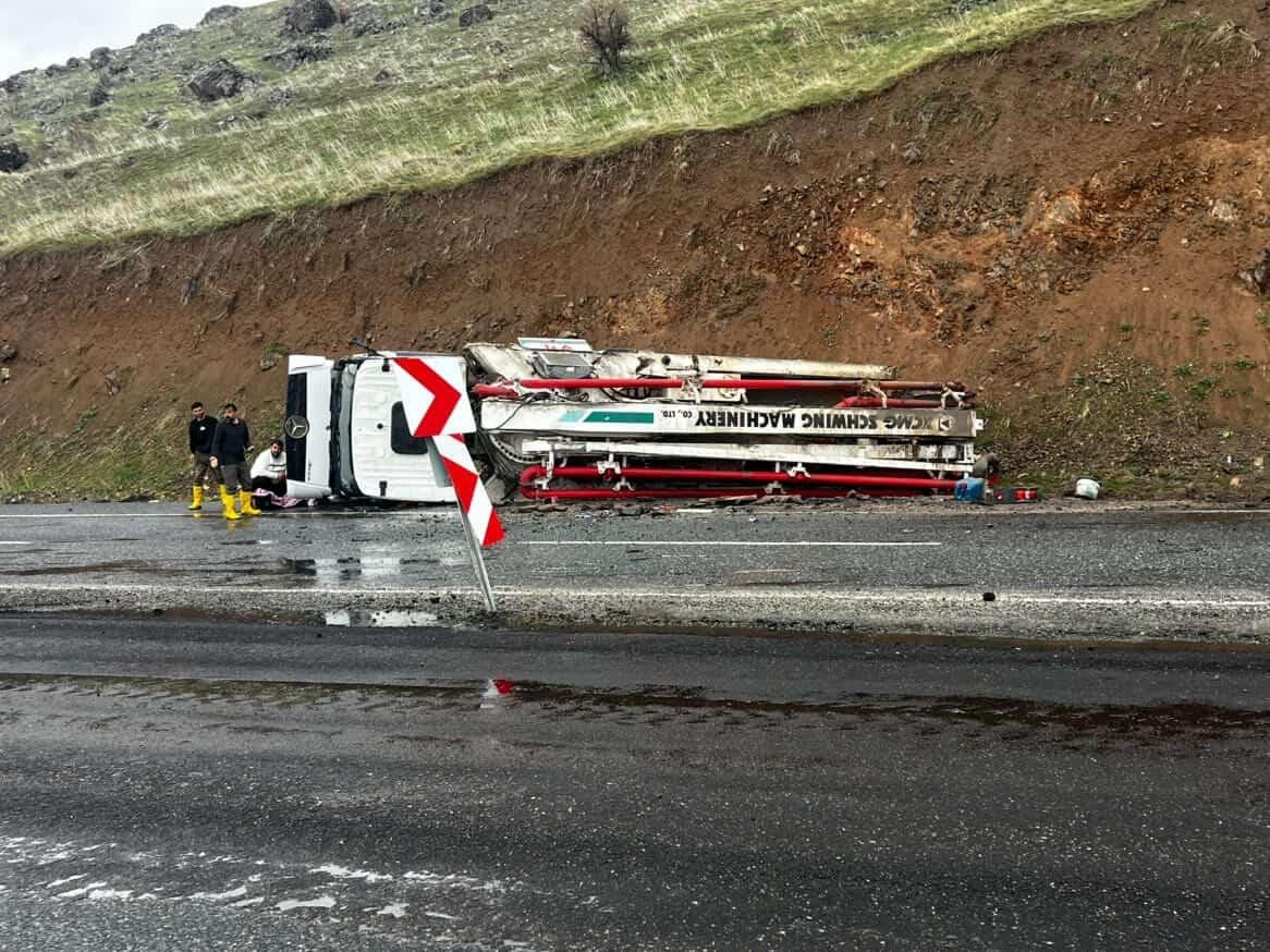 Elazığ’da beton pompası yan yattı: 1 yaralı