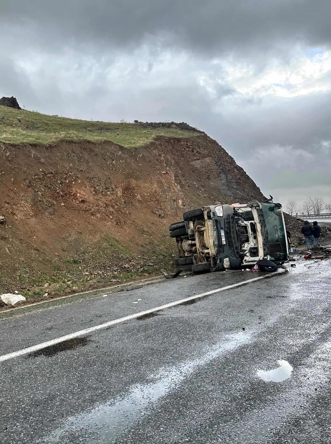 Elazığ&rsquo;da beton pompası yan yattı: 1 yaralı
