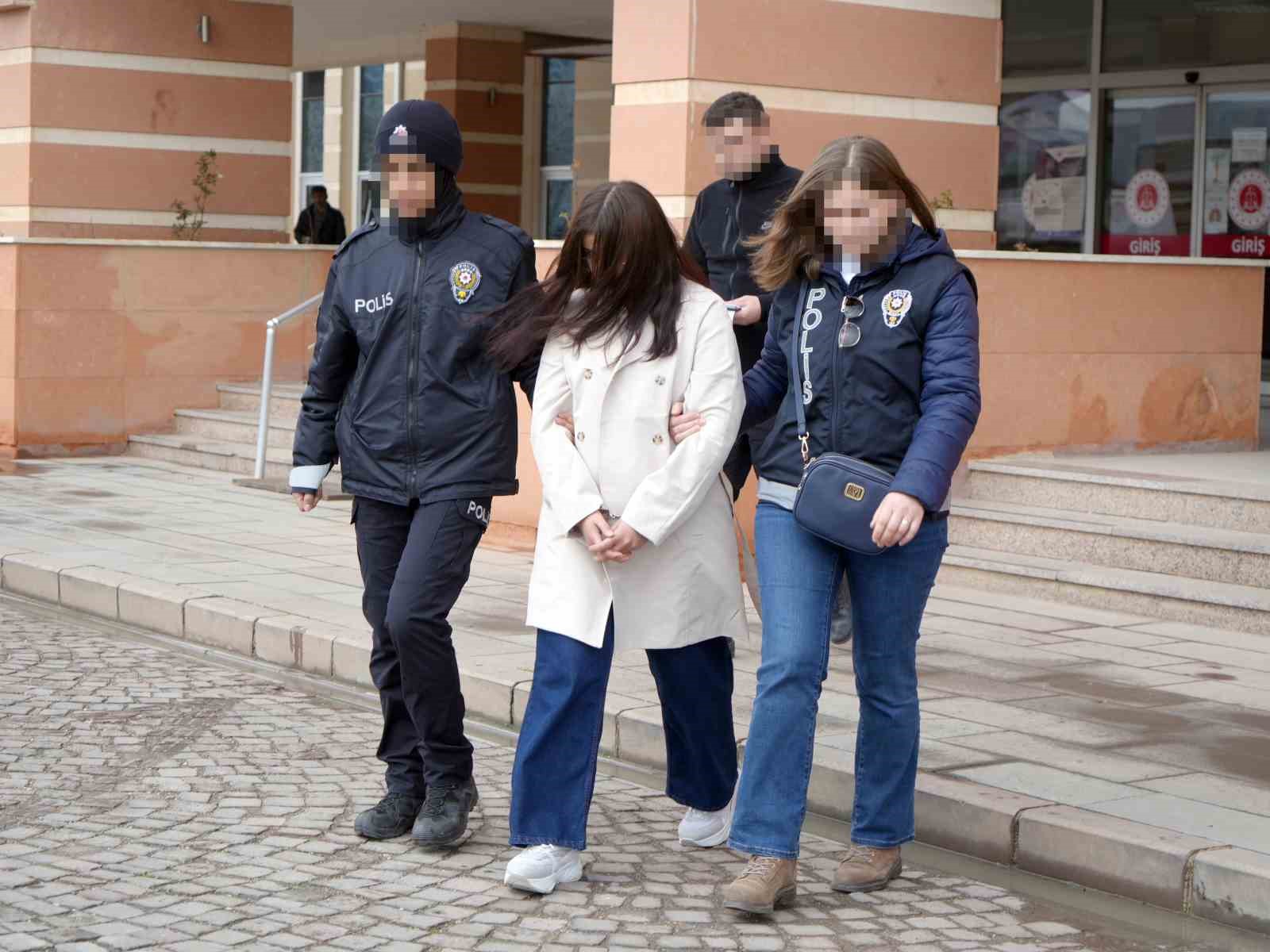 Bebeğini &ccedil;&ouml;pe atan anne i&ccedil;in m&uuml;ebbet talebi: Duruşma salonunda tutuklandı
