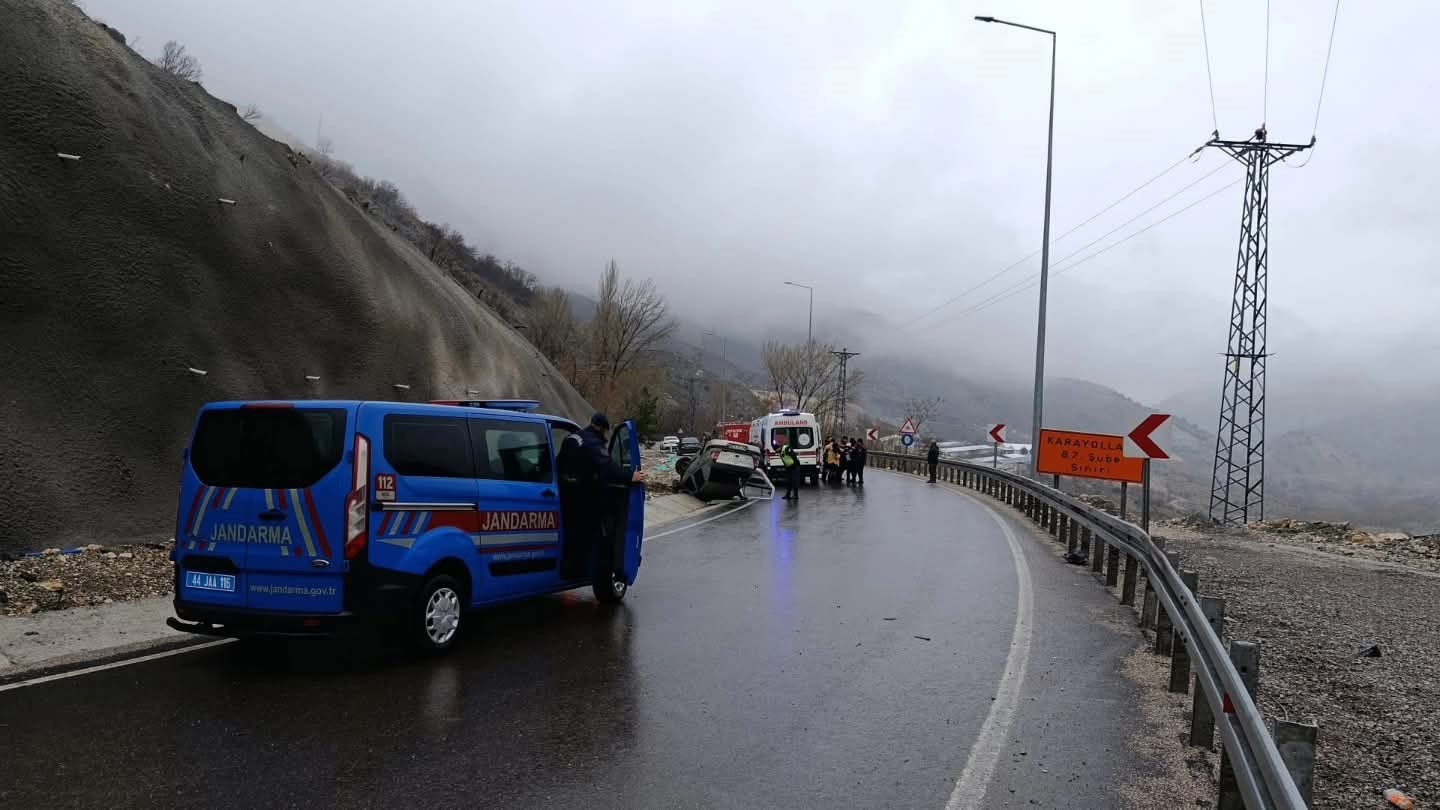 Malatya’da kontrolden çıkan araç devrildi: 5 yaralı