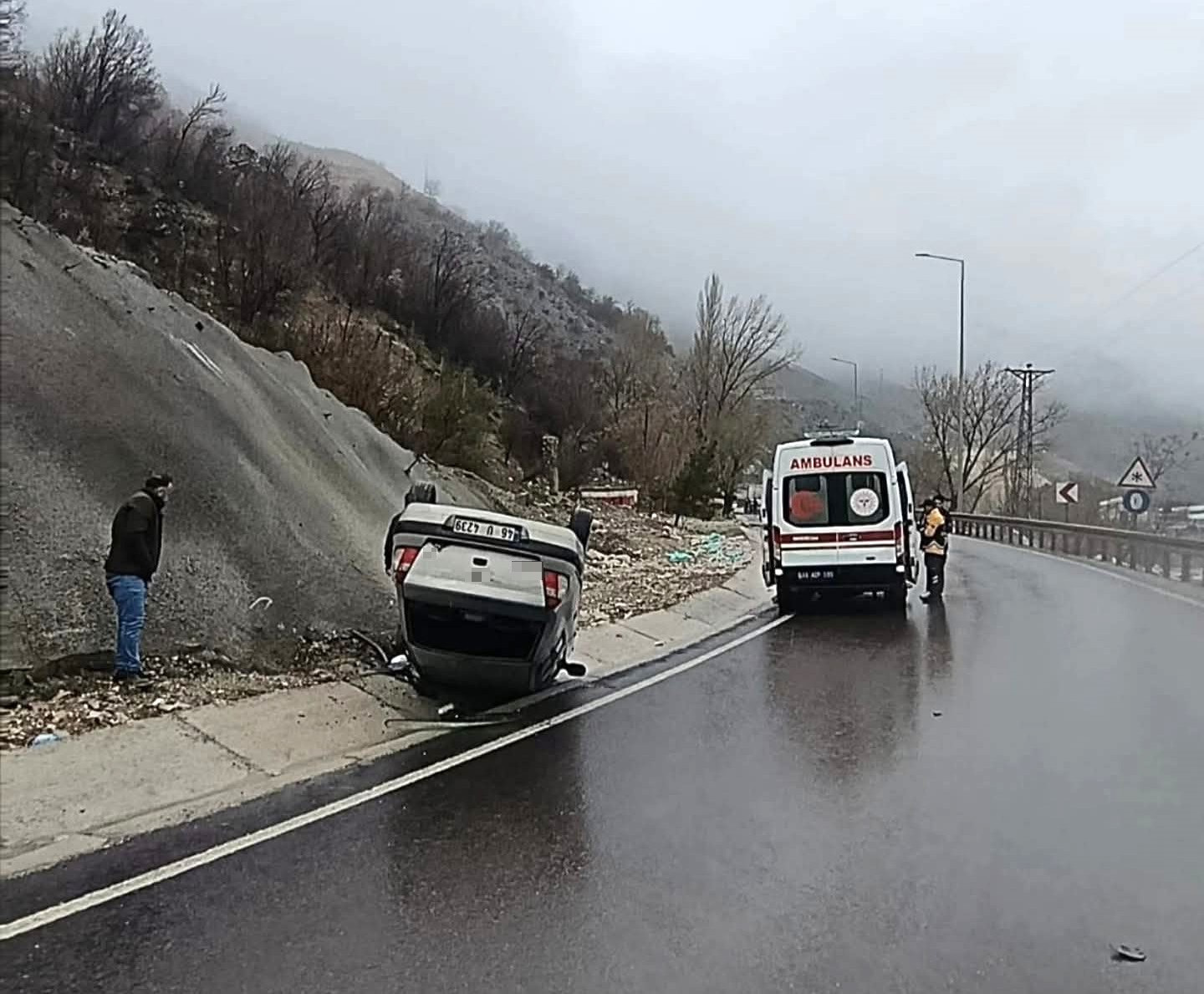Malatya&rsquo;da kontrolden &ccedil;ıkan ara&ccedil; devrildi: 5 yaralı
