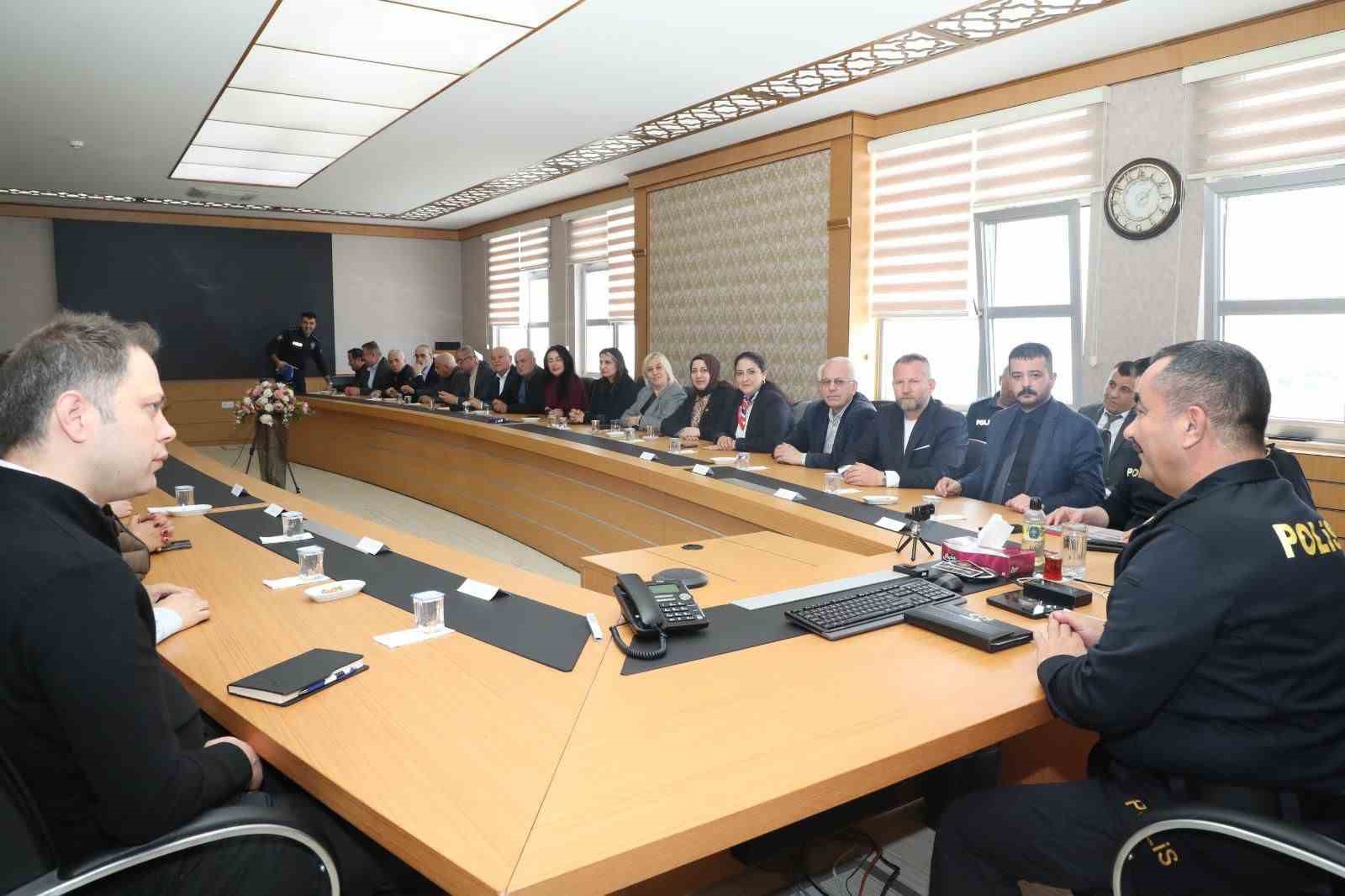 İlkadım muhtarlarıyla g&uuml;venlik toplantısı
