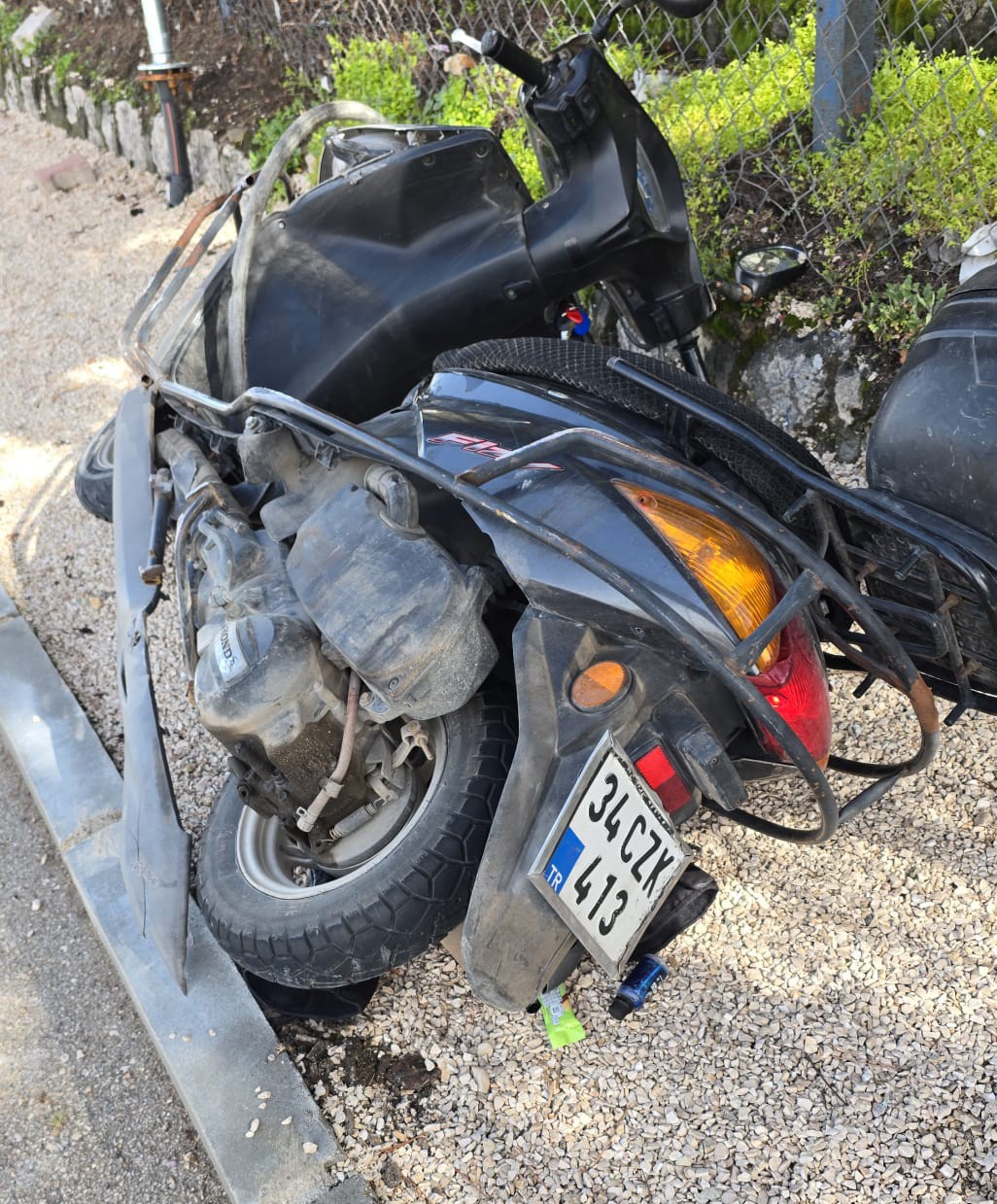 Motosikletin kontrol&uuml;n&uuml; kaybeden s&uuml;r&uuml;c&uuml; ağır yaralandı
