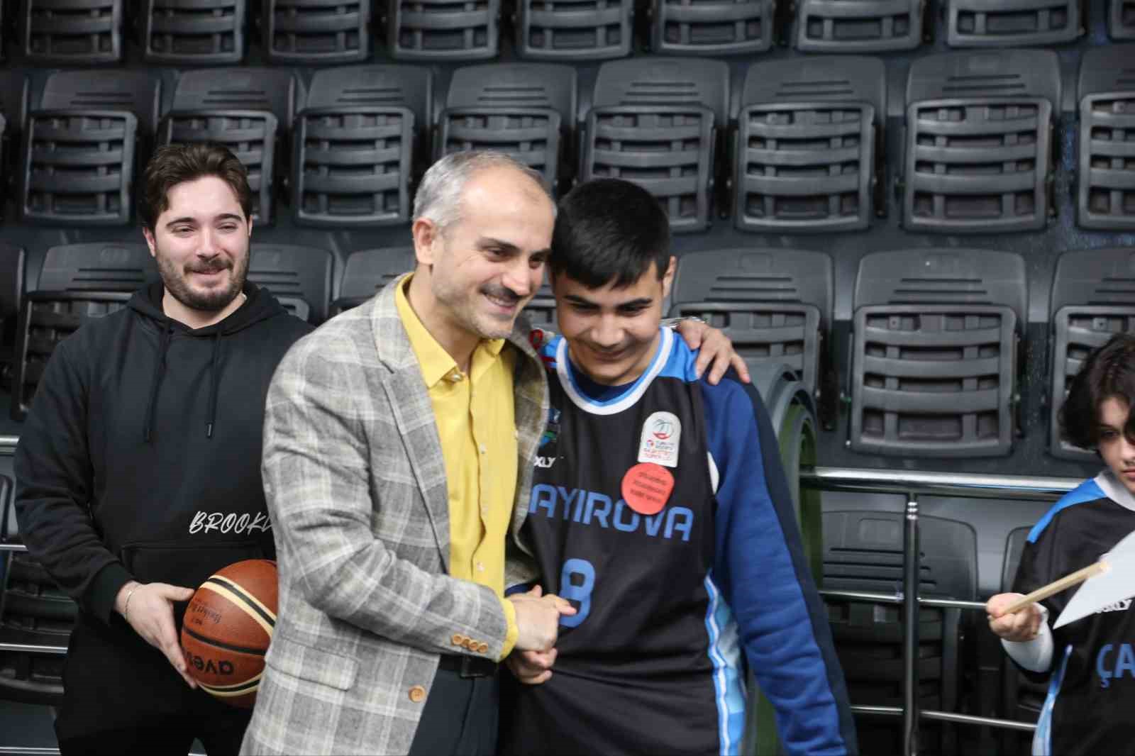 &Ouml;zel bireyler ve basketbolcular potada buluştu

