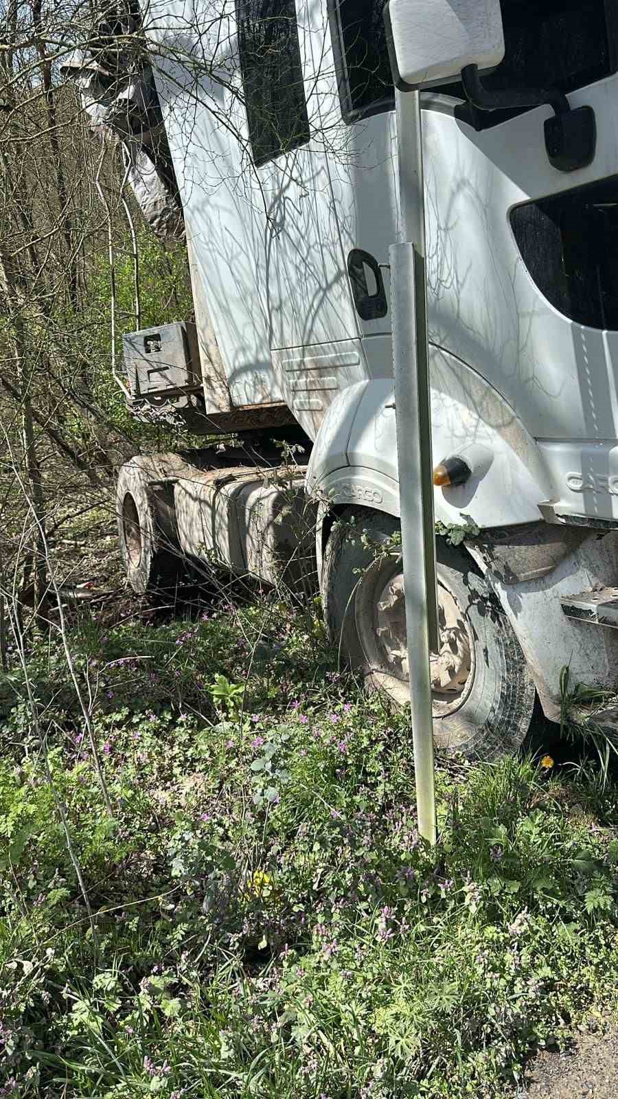 Kaza yapan kamyon s&uuml;r&uuml;c&uuml;s&uuml;n&uuml;n imdadına muhtar yetişti
