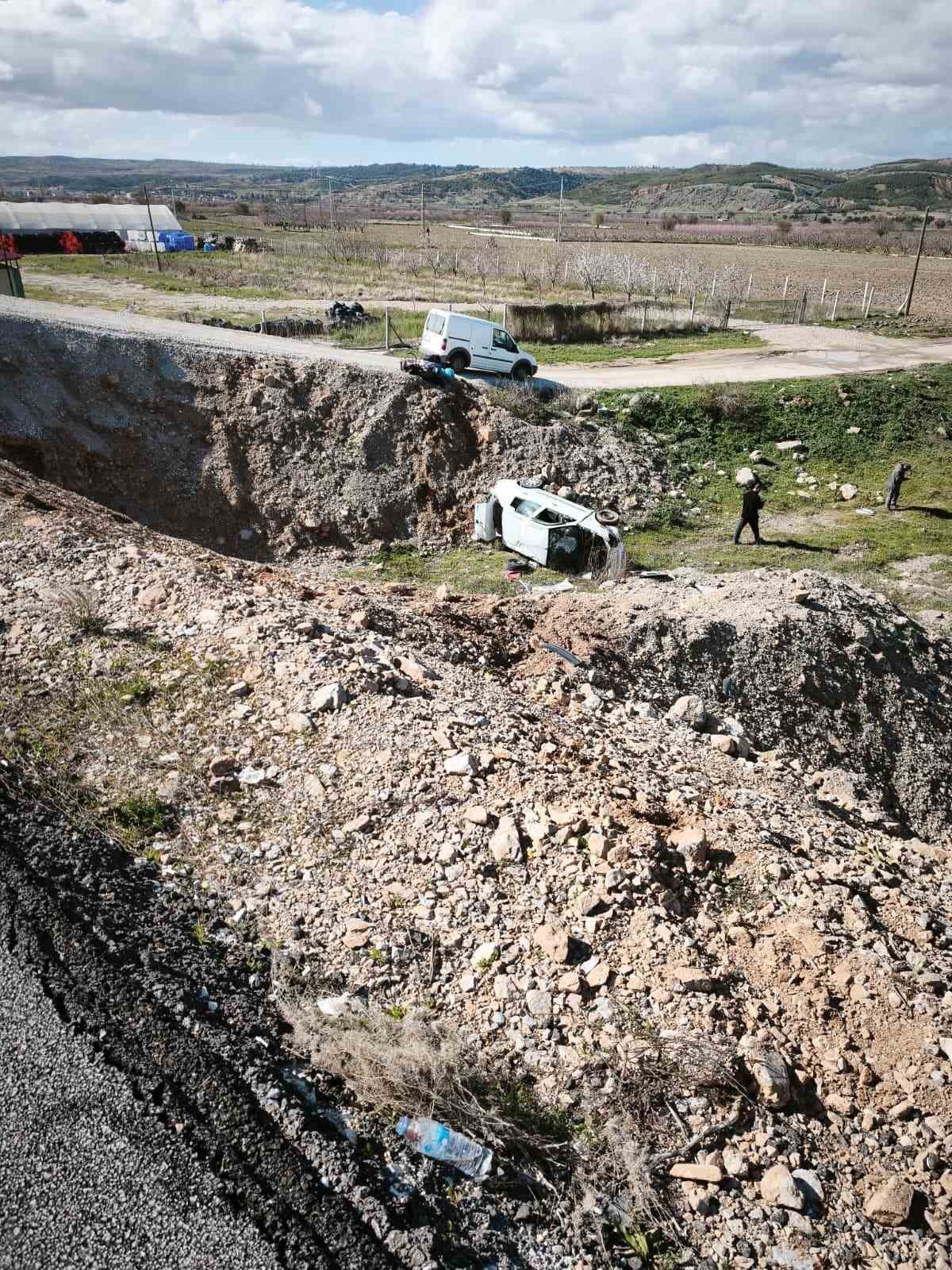 Emniyet şeridindeki kamyonete &ccedil;arpan otomobil boş araziye u&ccedil;tu: 4 yaralı
