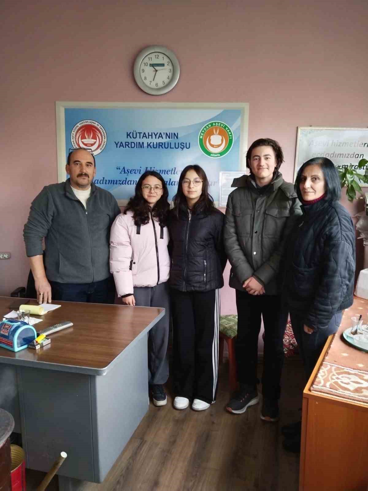 K&uuml;tahya&rsquo;da &ouml;ğrencileri iyilikte yarıştı
