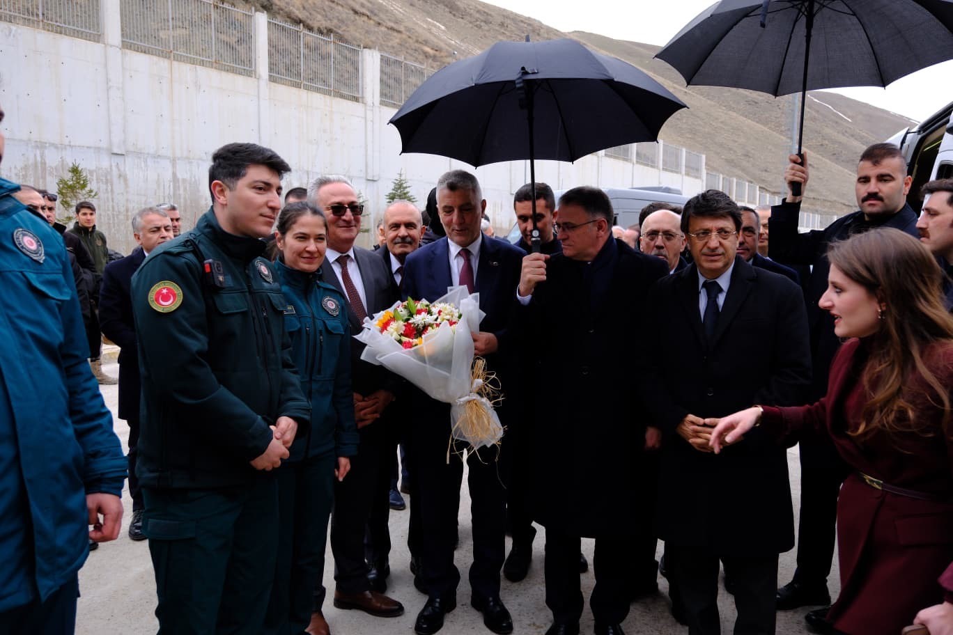 Bakan Bolat: "İran&rsquo;a a&ccedil;ılan kapılarda sorun yok"
