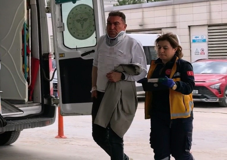 İş yerine sopalarla girip ortalığı savaş alanına &ccedil;evirdiler: 4 yaralı
