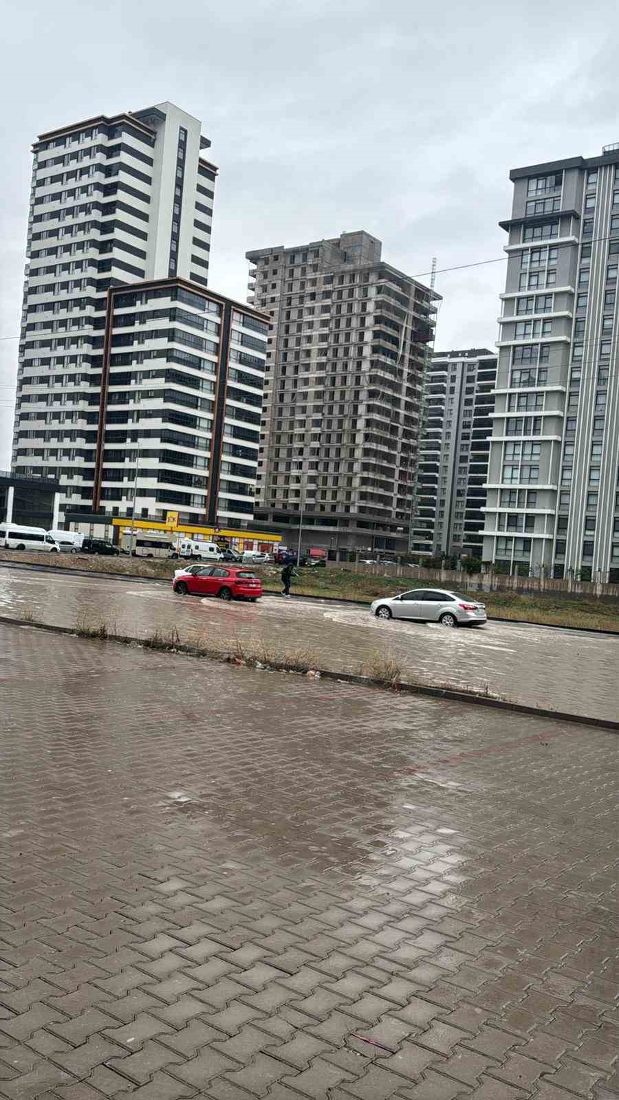 Ankara&rsquo;da sağanak etkili oldu, caddeler ve sokaklar g&ouml;le d&ouml;nd&uuml;
