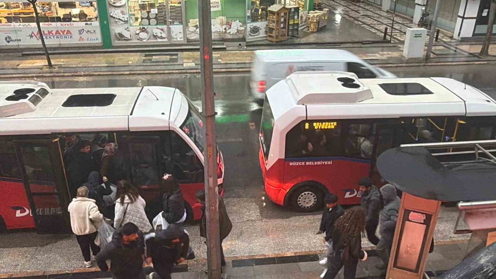 D&uuml;zce&rsquo;de sağanak yağış vatandaşları hazırlıksız yakaladı
