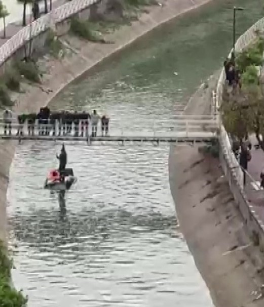 Adana&rsquo;da otomobil sulamana kanalına d&uuml;şt&uuml;
