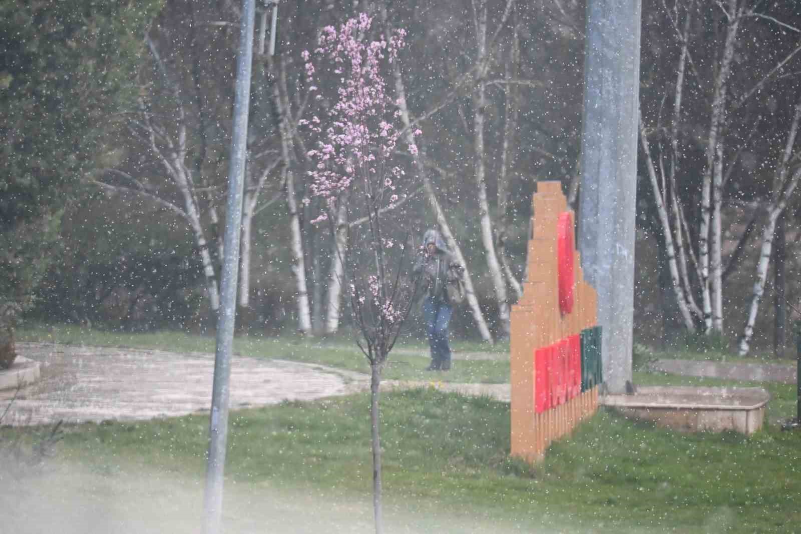 Eskişehir&rsquo;de yağmur bastırdı, &ouml;ğrenciler şemsiyelere sarıldı
