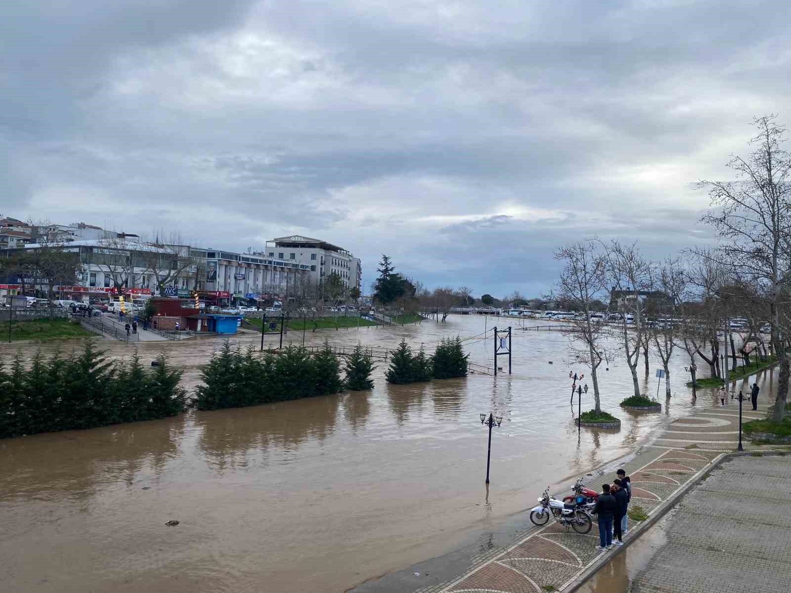 &Ccedil;anakkale&rsquo;de Kocabaş &Ccedil;ayı taştı, otopark sular altında kaldı
