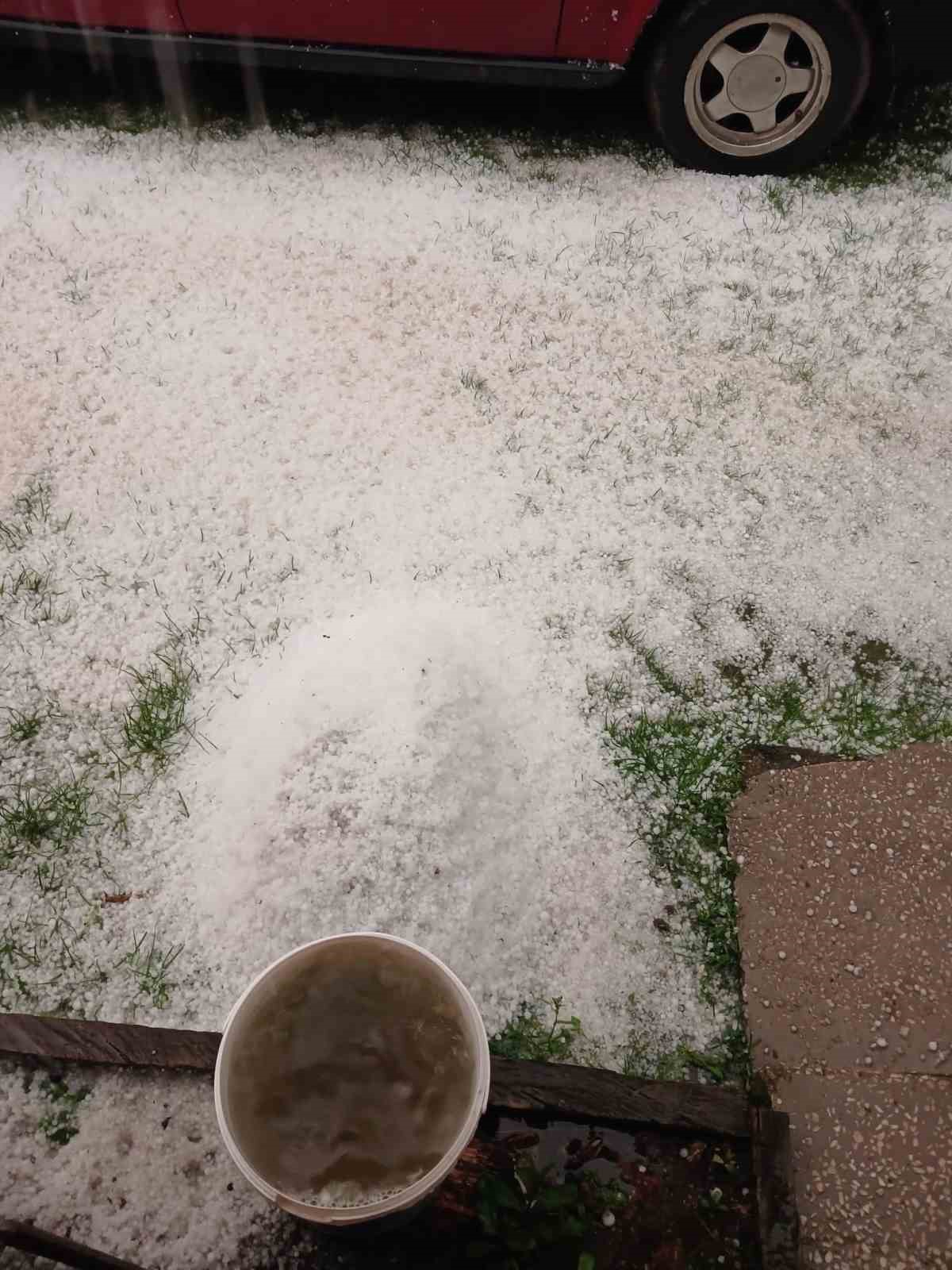 D&uuml;zce&rsquo;nin y&uuml;ksek kesimlerinde dolu etkili oldu
