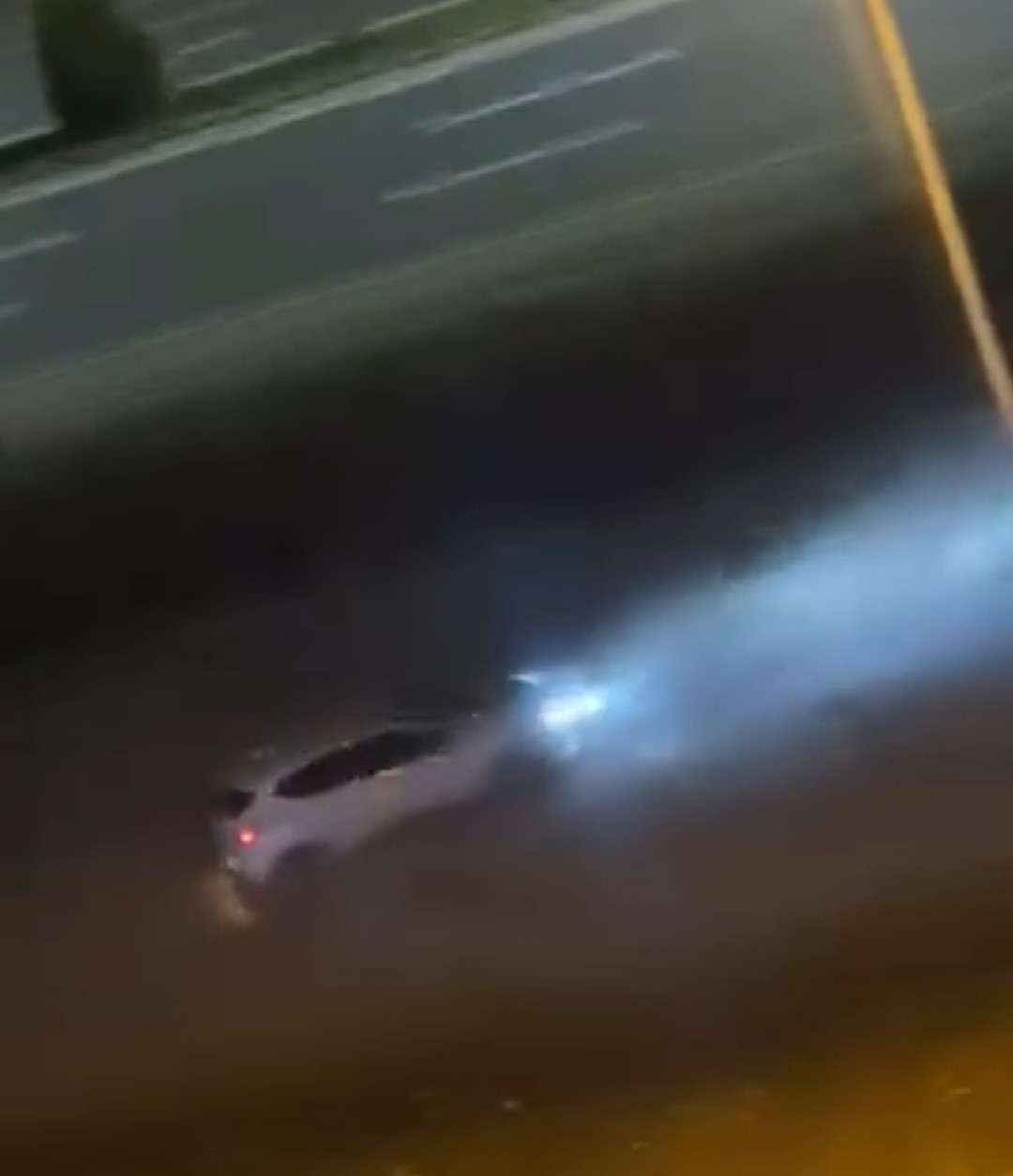 Drift yaparak trafik g&uuml;venliğini tehlikeye atan s&uuml;r&uuml;c&uuml; kamerada
