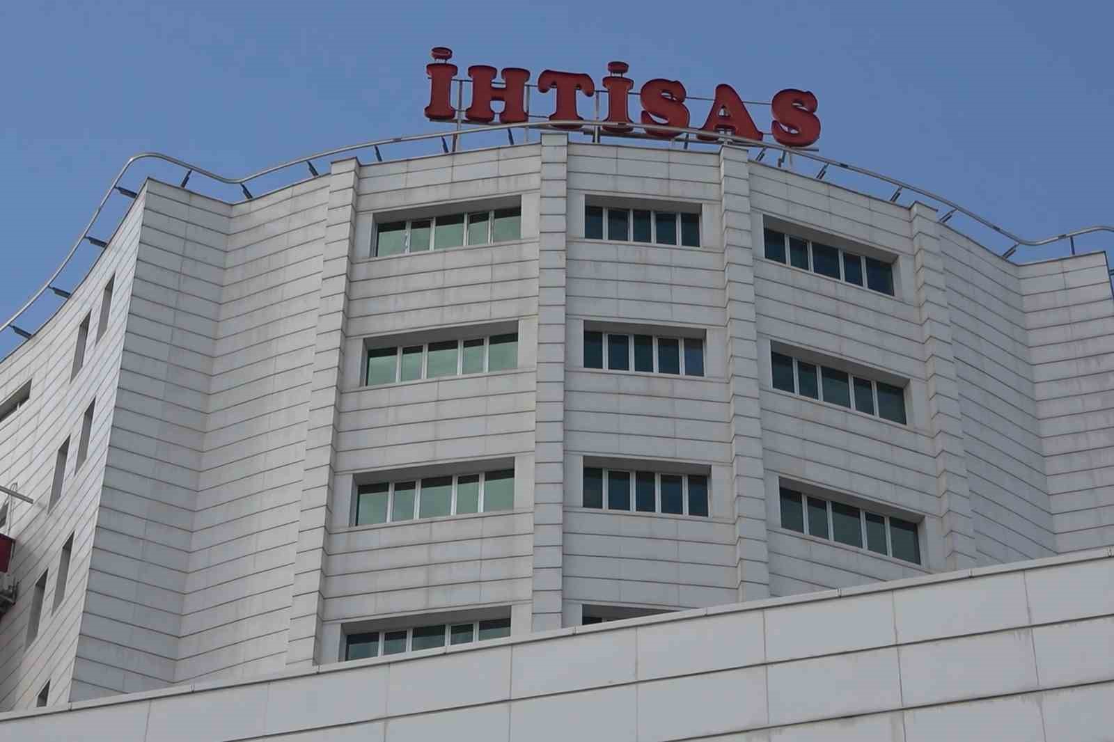 Nikahsız birliktelikten doğan bebekle fotoğraf paylaşan &ccedil;ift hastanede bı&ccedil;aklandı
