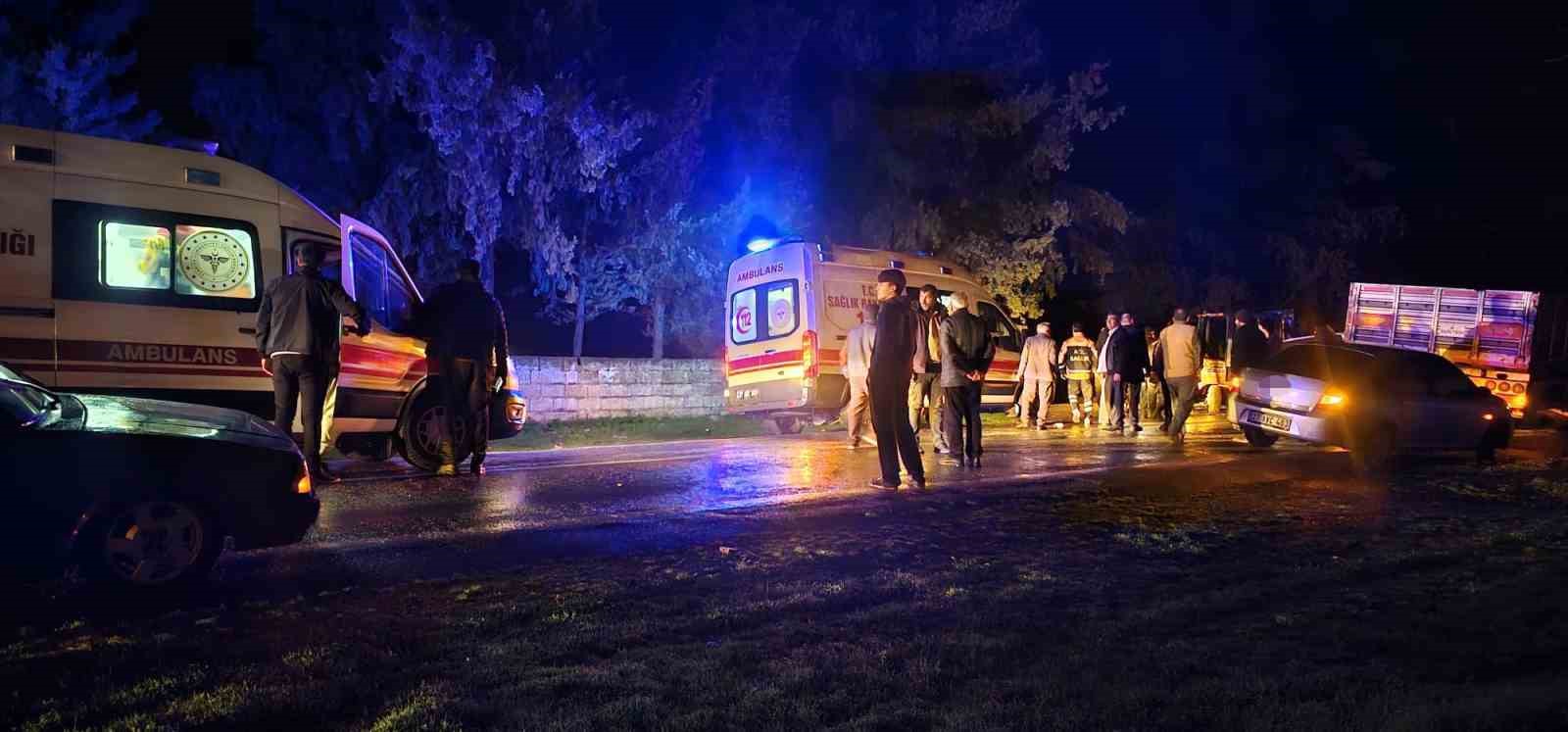 Otomobil, y&uuml;k indiren forklifte &ccedil;arptı: 4 yaralı
