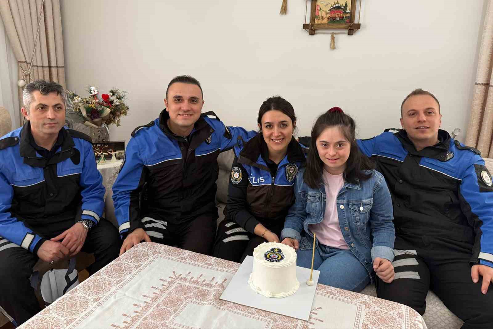 Polis olma hayali kuran İrem&rsquo;e doğum g&uuml;n&uuml;nde &uuml;niforma s&uuml;rprizi
