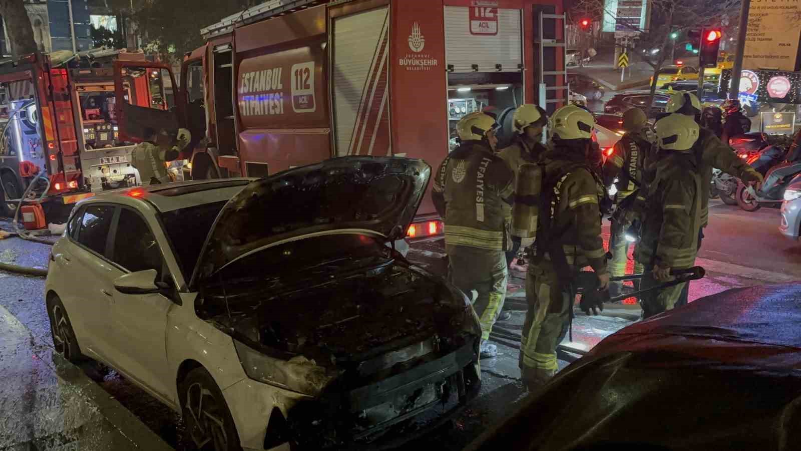Park halindeki otomobilde yangın &ccedil;ıktı, alevler başka araca sı&ccedil;radı
