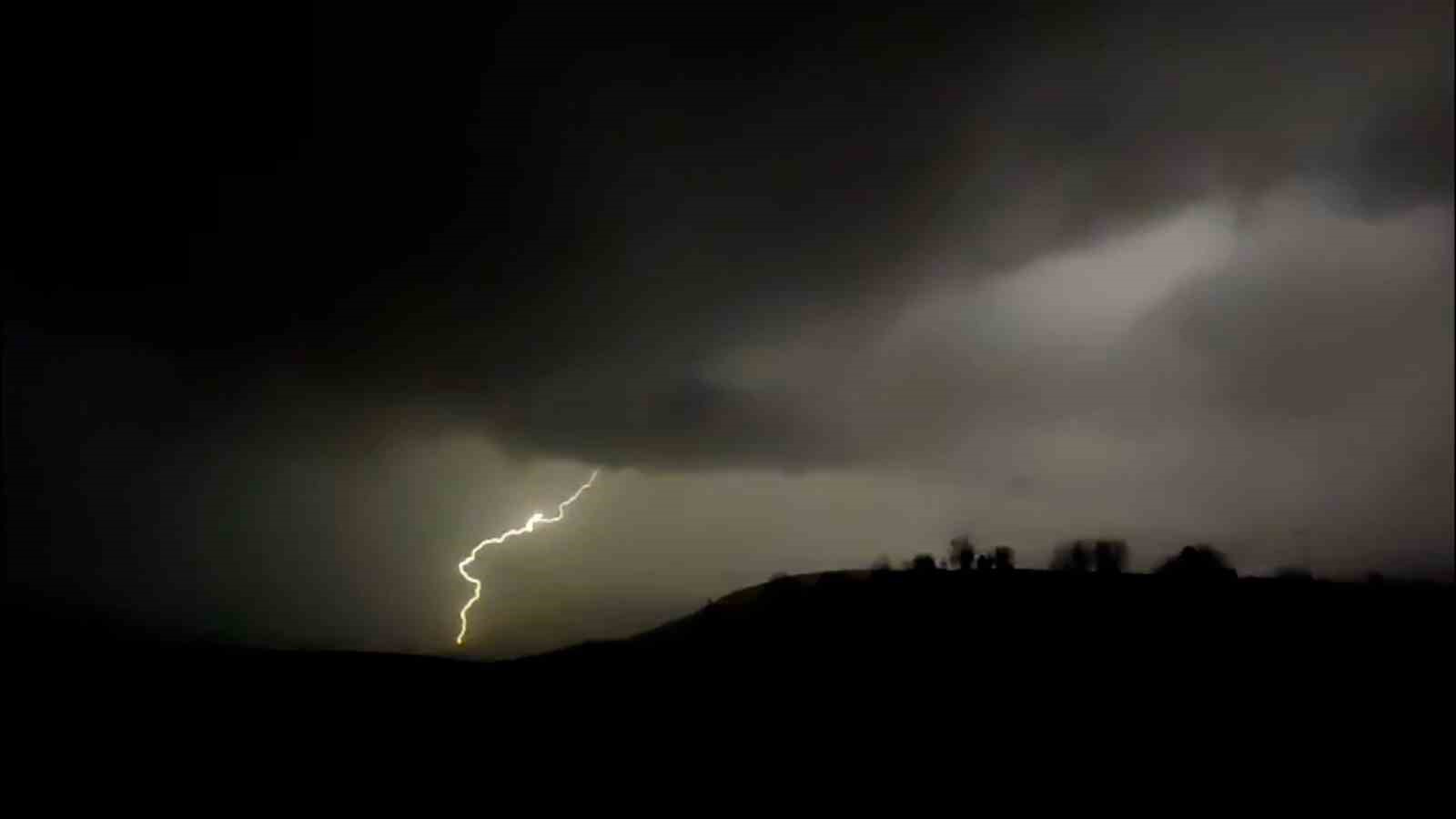 Bolu&rsquo;da şimşekler geceyi aydınlattı
