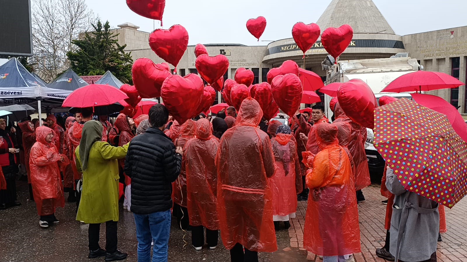 Kahramanmaraş’ta kalp balonlarıyla otizme dikkat çekildi