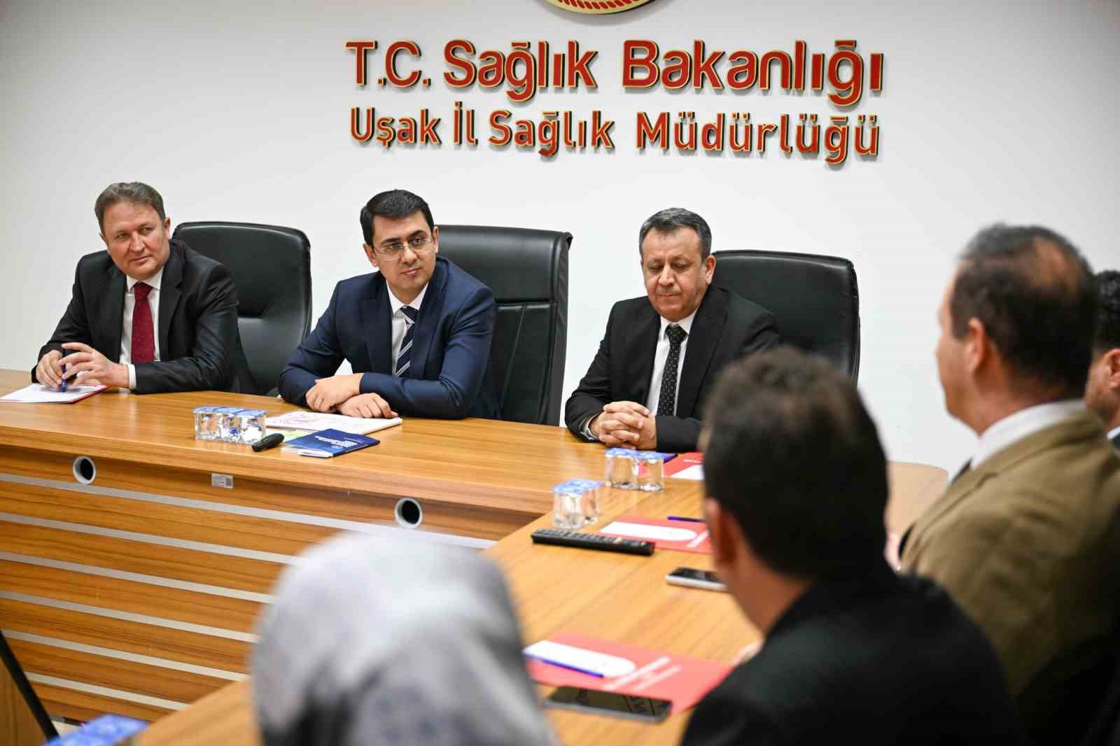 Vali Kartal, il genelinde y&uuml;r&uuml;t&uuml;len sağlık hizmetleri hakkında bilgi aldı.
