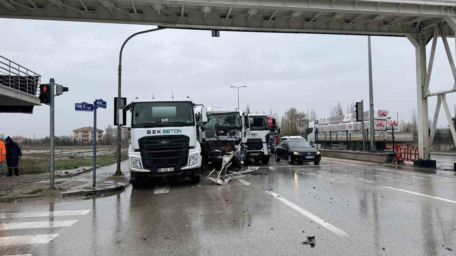 Çubuk’ta beton mikserleri çarpıştı: 1 yaralı