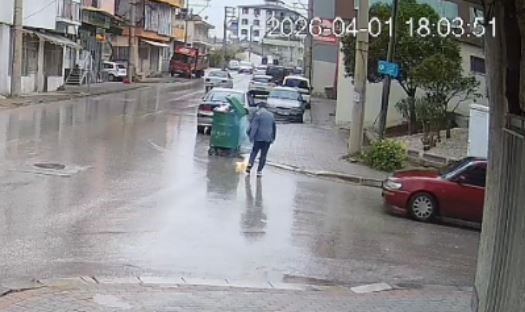 Çöpe atılacak batarya işletmecinin elinde alev aldı