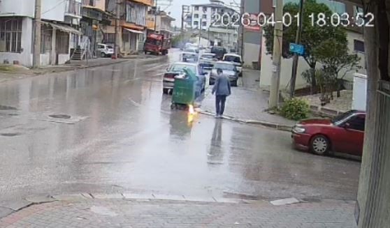 &Ccedil;&ouml;pe atılacak batarya işletmecinin elinde alev aldı
