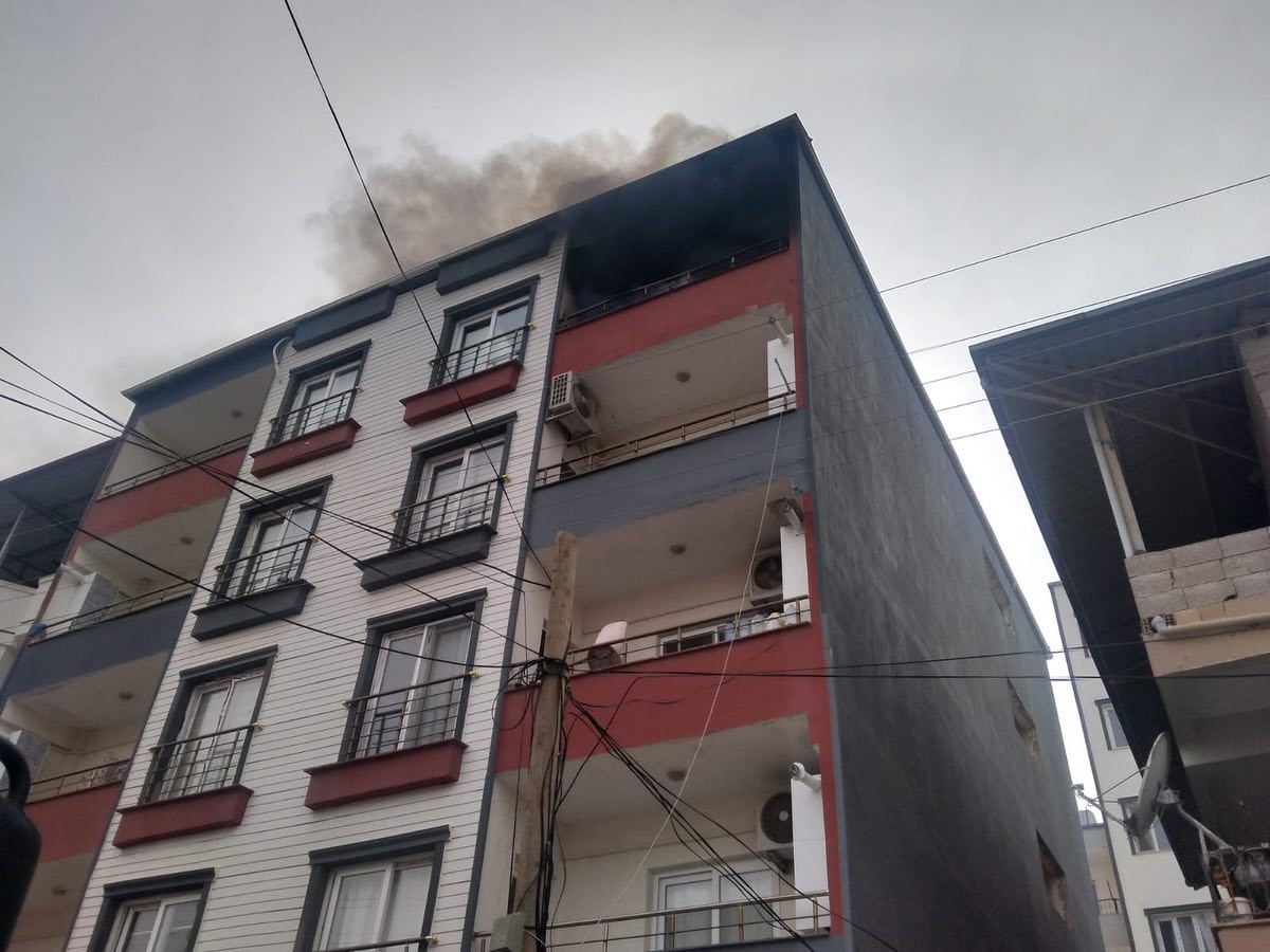 Kırıkhan’da apartman dairesi alevlere teslim oldu