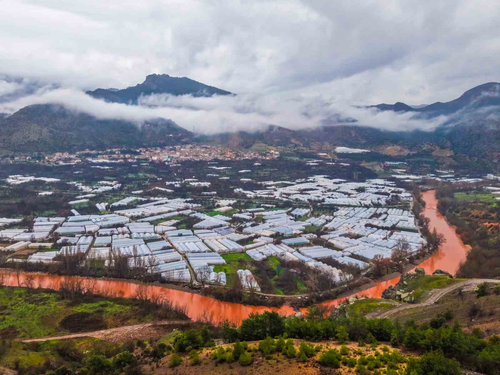 Yağmur sonrası Sakarya Nehri&rsquo;nin rengi değişti
