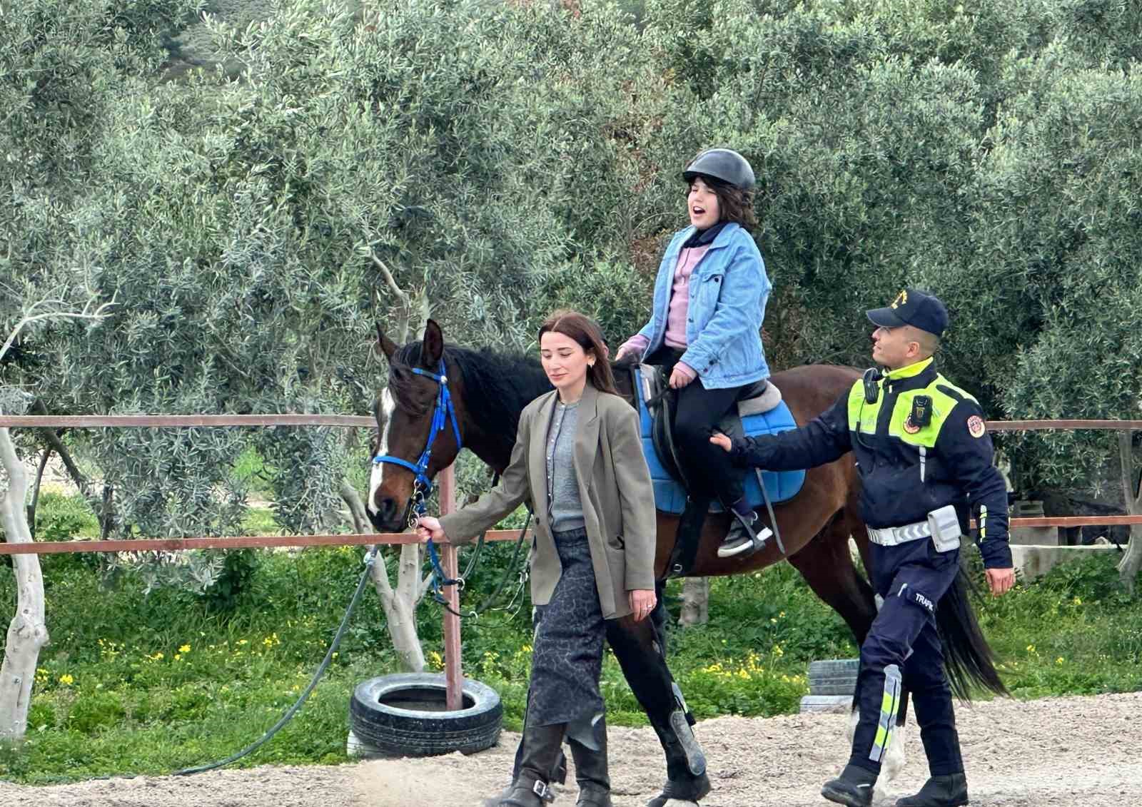 Otizmli çocuklara atla terapi desteği