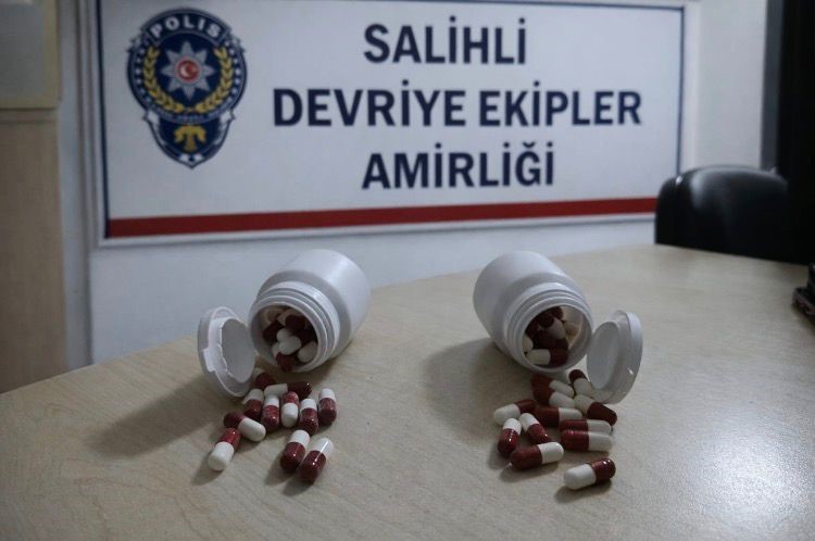 Şüphe üzerine durduruldular, üzerlerinden uyuşturucu hap çıktı