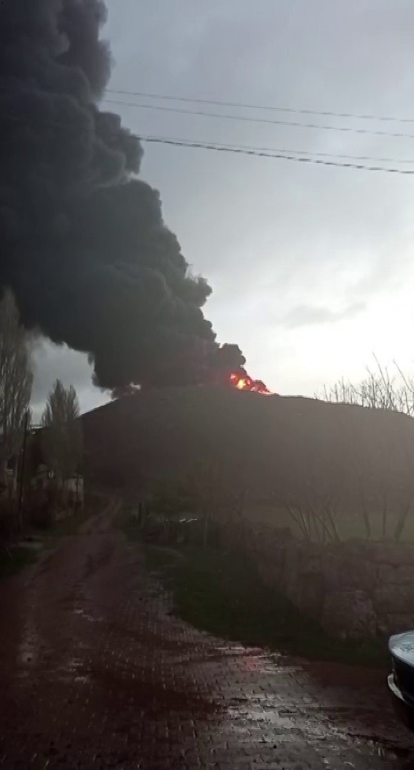 &Ccedil;iftlik şantiyesinde yangın &ccedil;ıktı: G&ouml;ky&uuml;z&uuml; dumanla kaplandı
