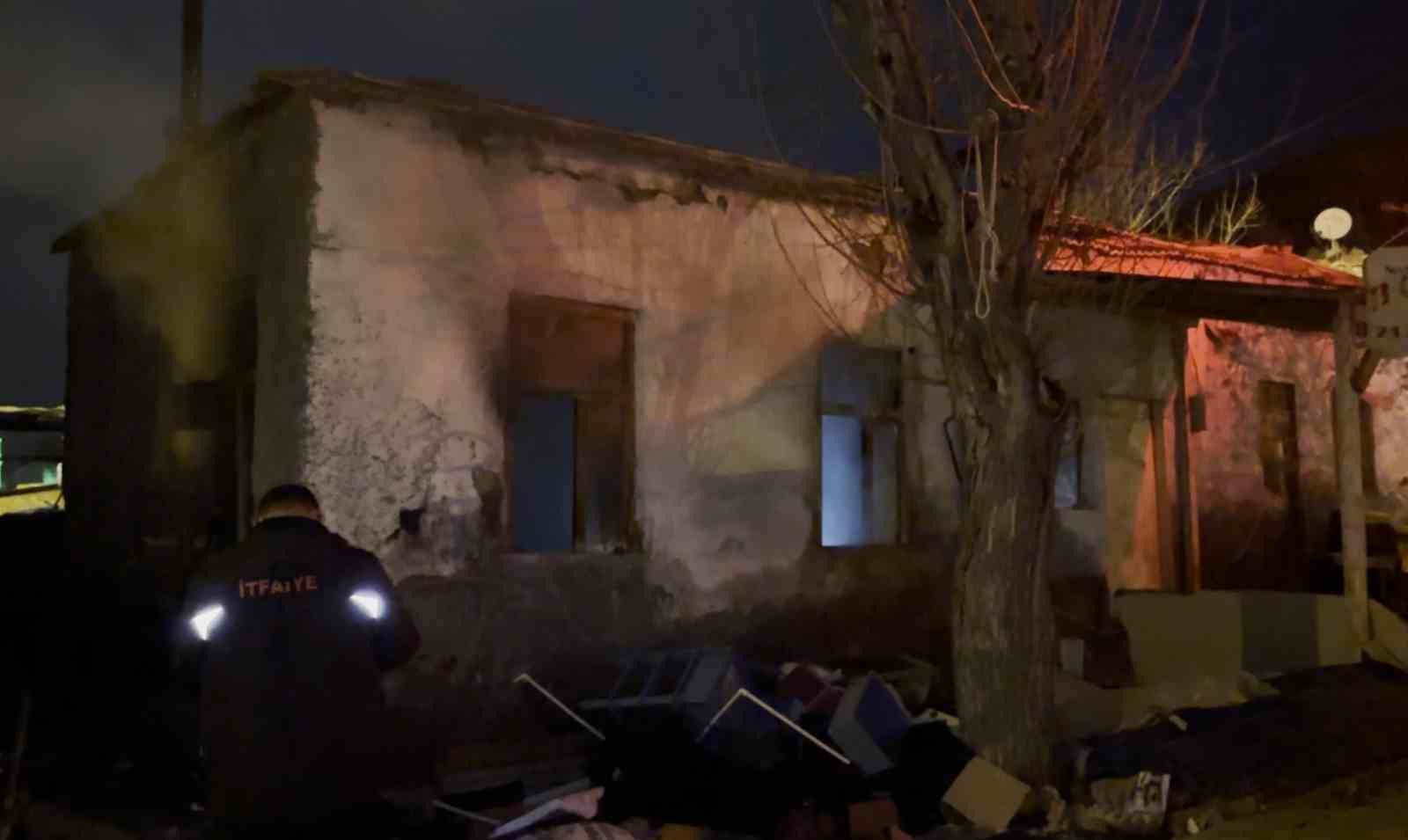 Metruk evde &ccedil;ıkan yangın paniğe neden oldu
