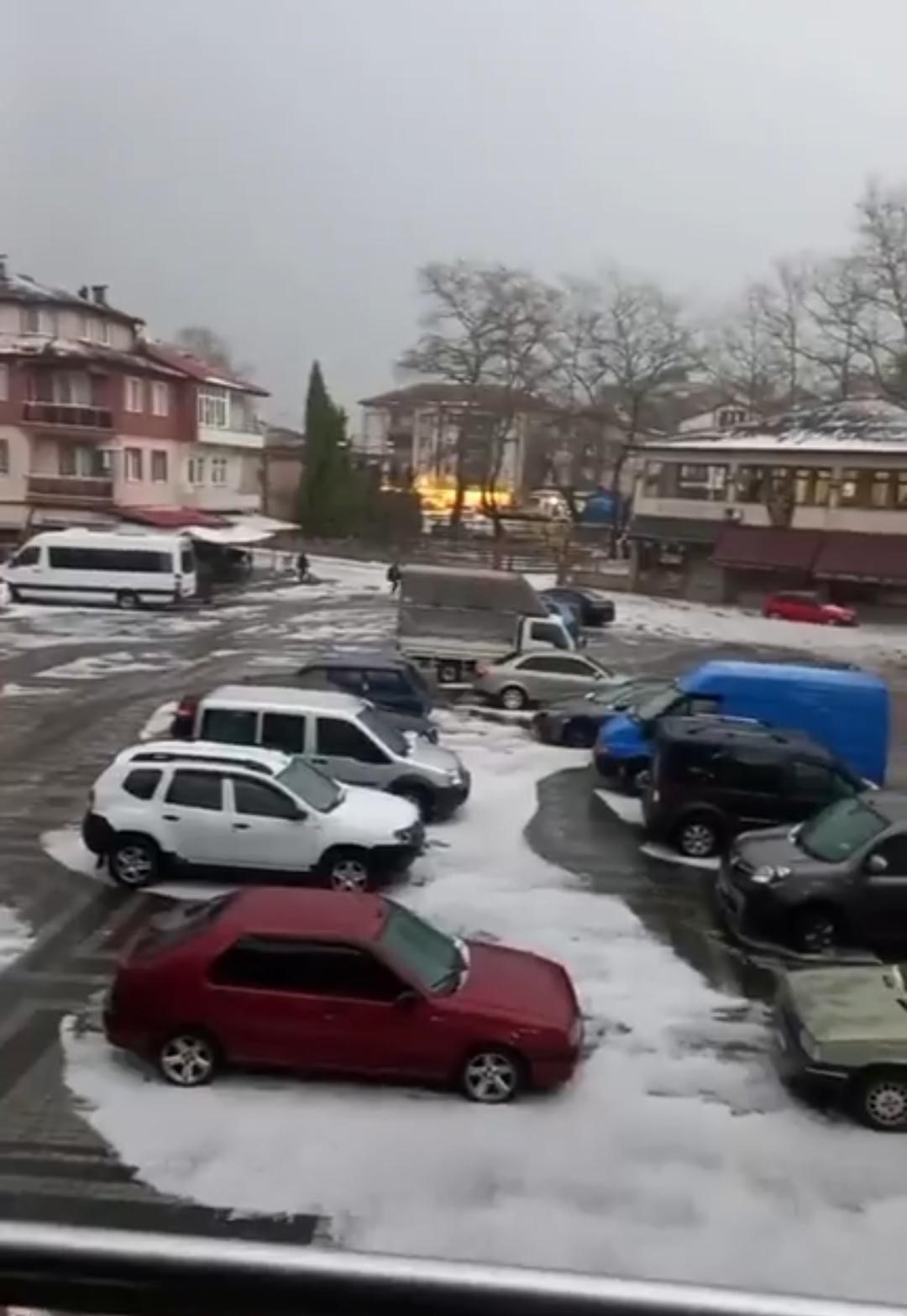 Bartın&rsquo;da şimşekler geceyi aydınlattı, dolu yağışı şehri beyaza b&uuml;r&uuml;d&uuml;
