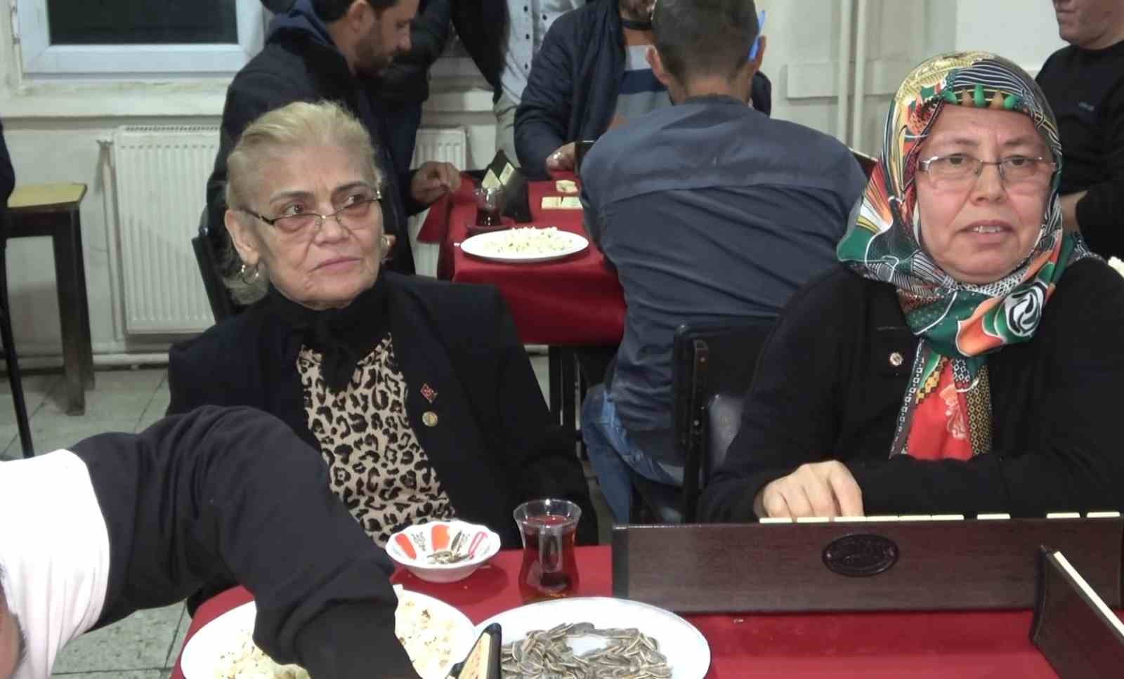 Evde sıkılan kadınlar kıraathaneye gelip masa oyunlarıyla stres atıyor
