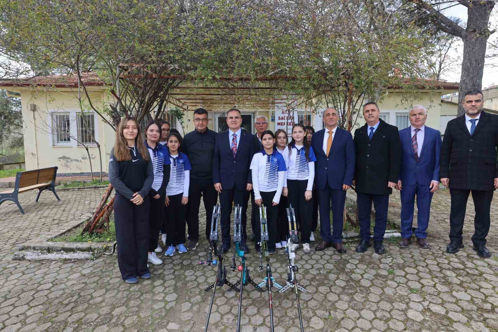 Vali Akbıyık Ok&ccedil;uluk Milli takım antren&ouml;r&uuml; S&ouml;zen&rsquo;i ziyaret etti
