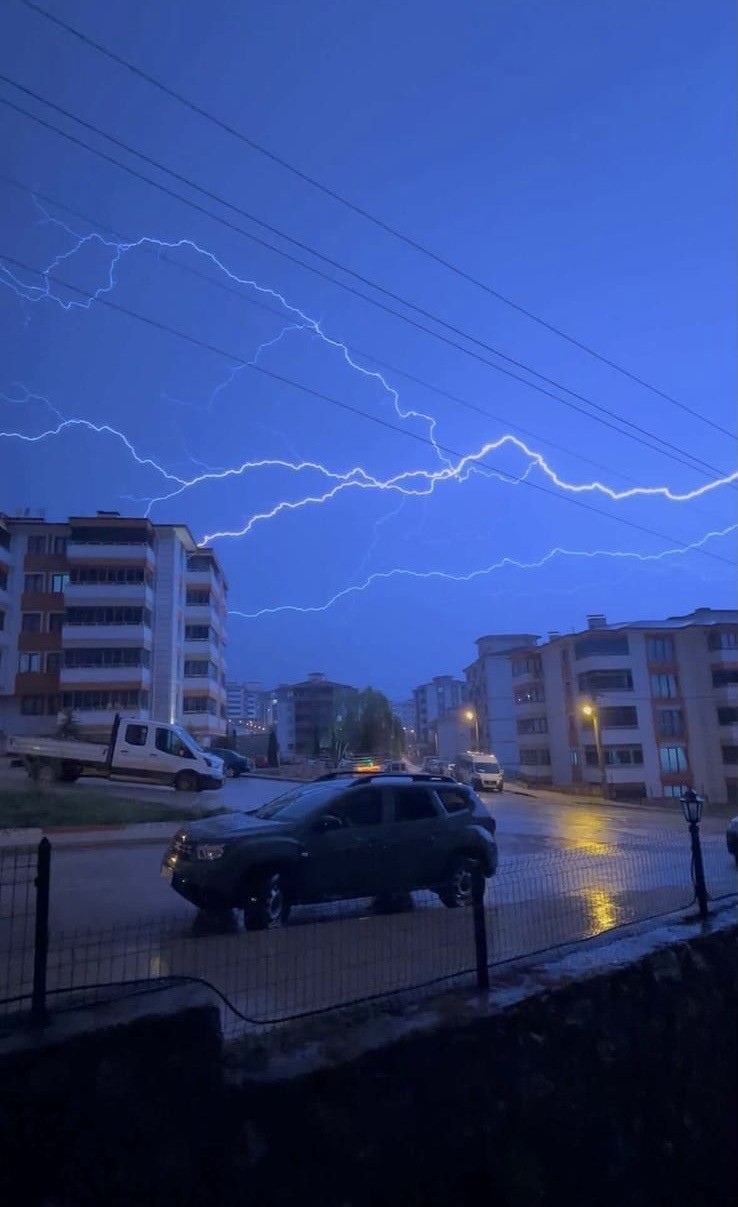 Karab&uuml;k&rsquo;te sağanak etkili oldu, şimşekler g&ouml;ky&uuml;z&uuml;n&uuml; aydınlattı
