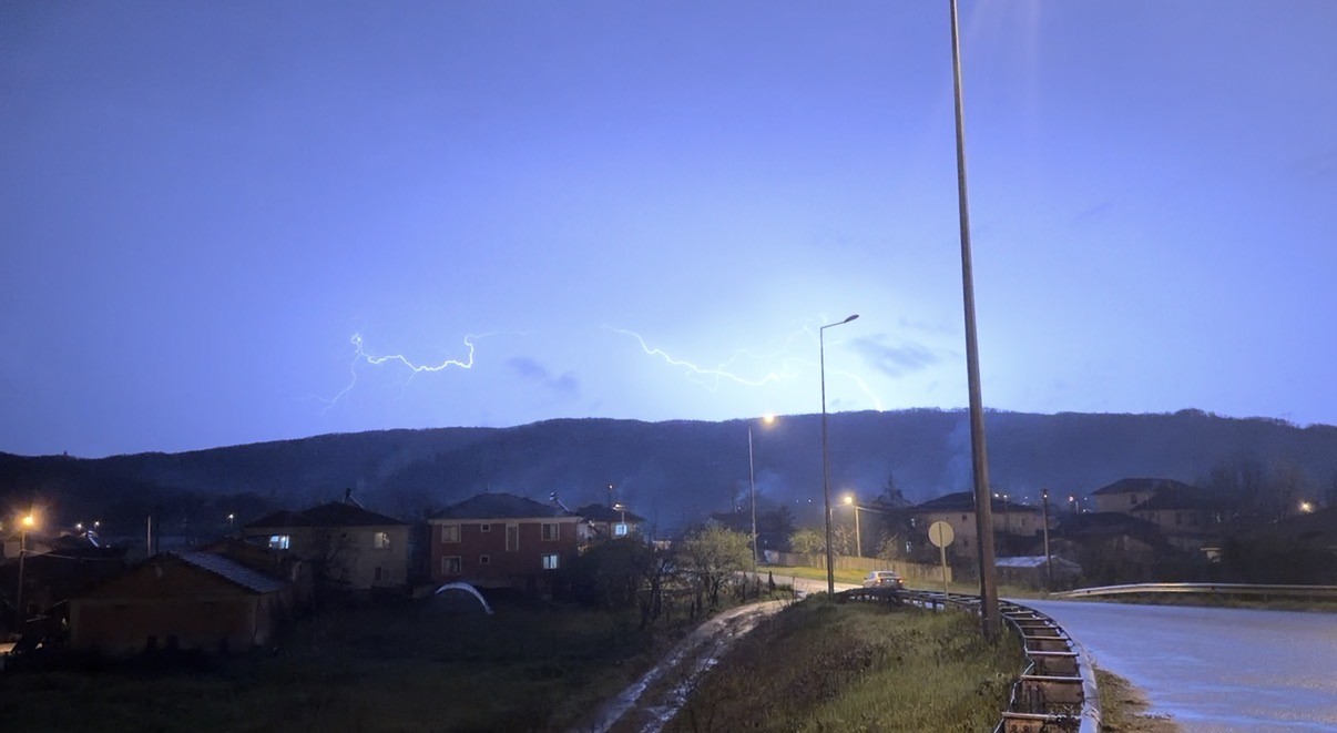 Düzce’de şimşeklerin ardından dolunay mest etti