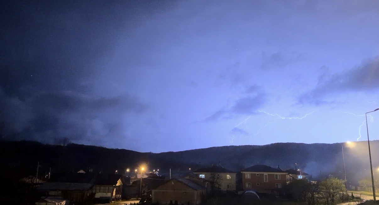 D&uuml;zce&rsquo;de şimşeklerin ardından dolunay mest etti
