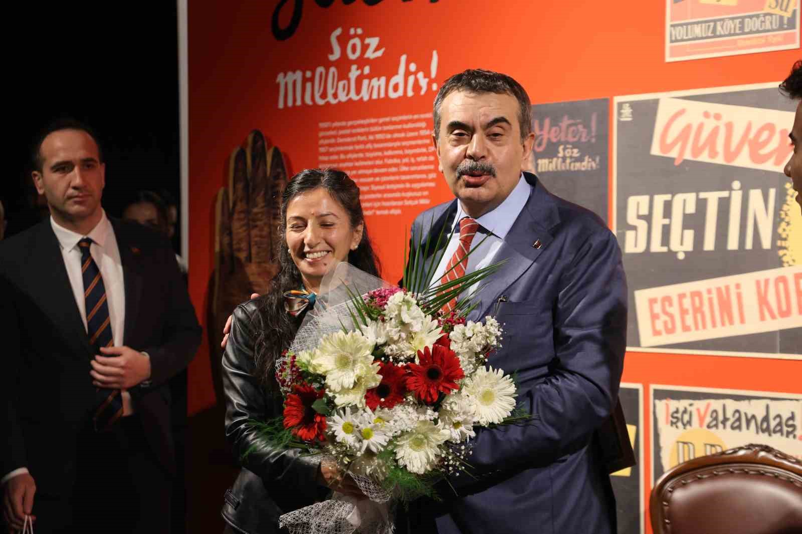 Bakan Tekin&rsquo;den, Fadime &ouml;ğretmene doğum g&uuml;n&uuml; s&uuml;rprizi
