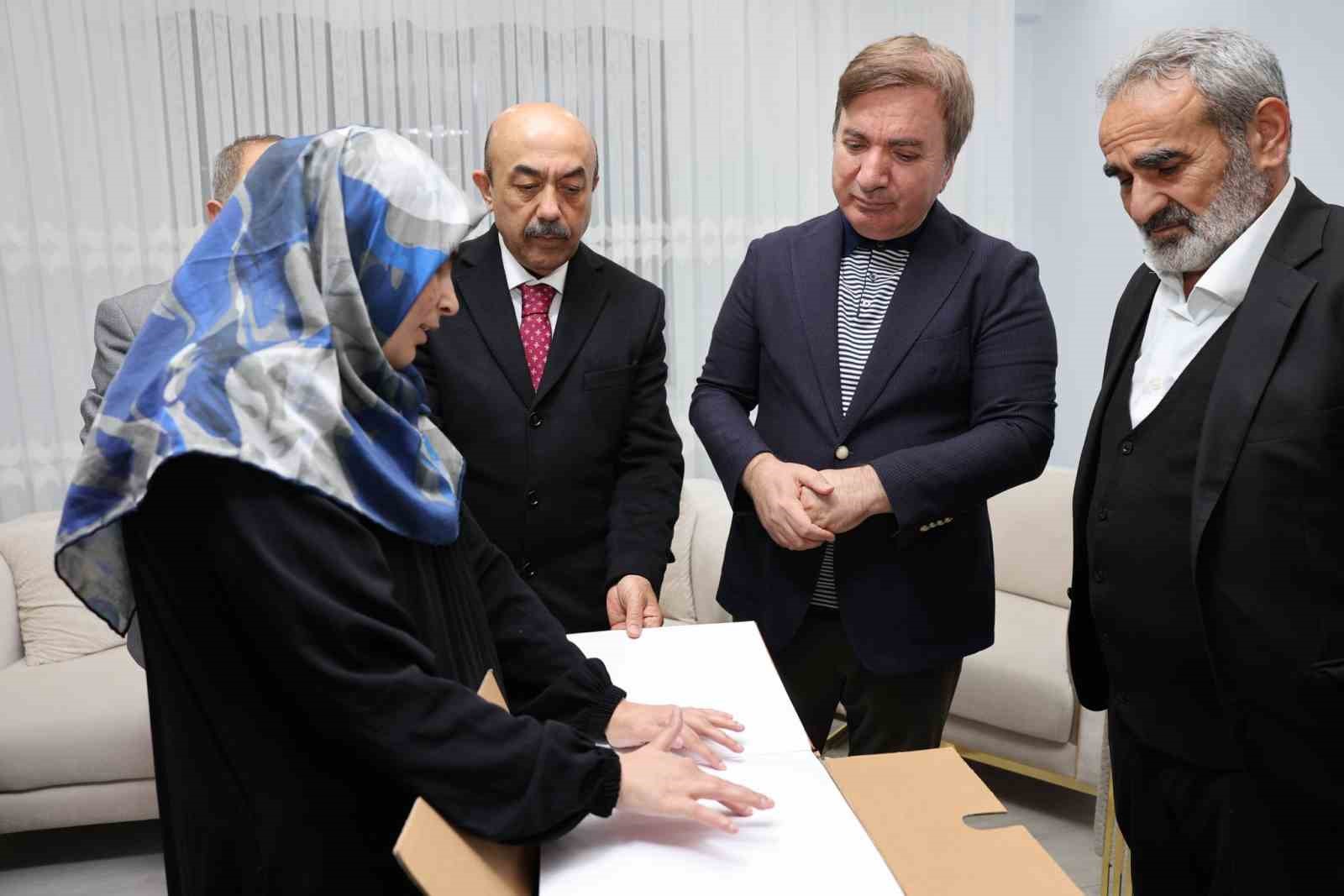 G&ouml;rme engelli hafıza Vali Aydoğdu&rsquo;dan Braille alfabesiyle yazılmış Kur&rsquo;an hediye
