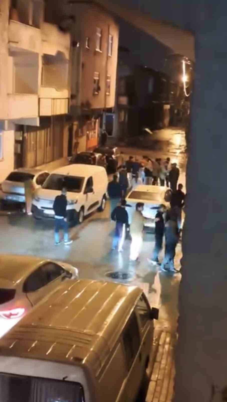 Bursa&rsquo;da sokak ortasında meydan muharebesi gibi kavga
