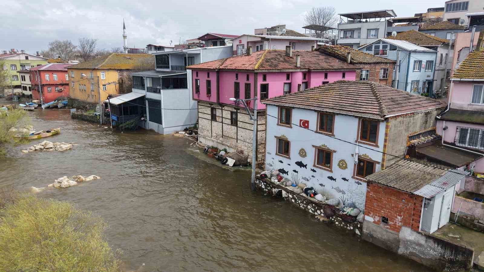 "K&uuml;&ccedil;&uuml;k Venedik" turizm sezonunu a&ccedil;tı ama yolları kapandı
