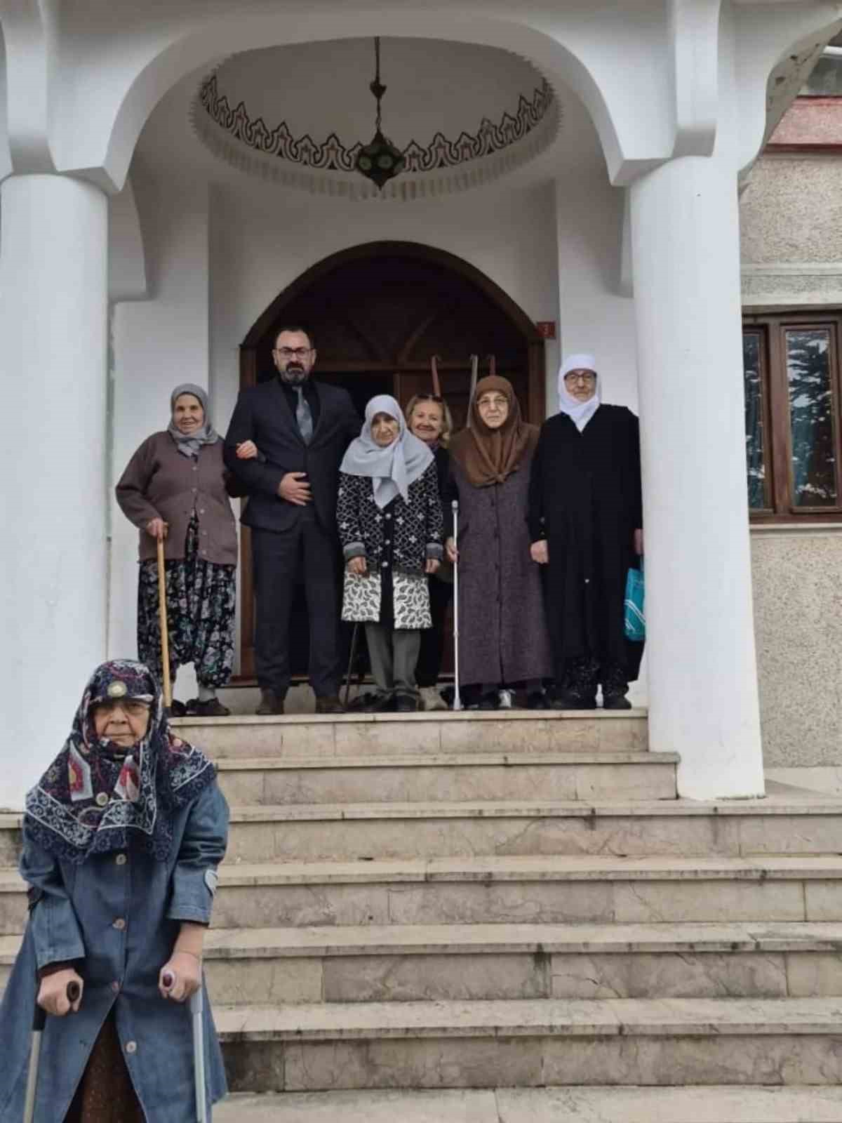 Bilecik&rsquo;te huzurevi sakinlerinden t&uuml;rbe ziyareti
