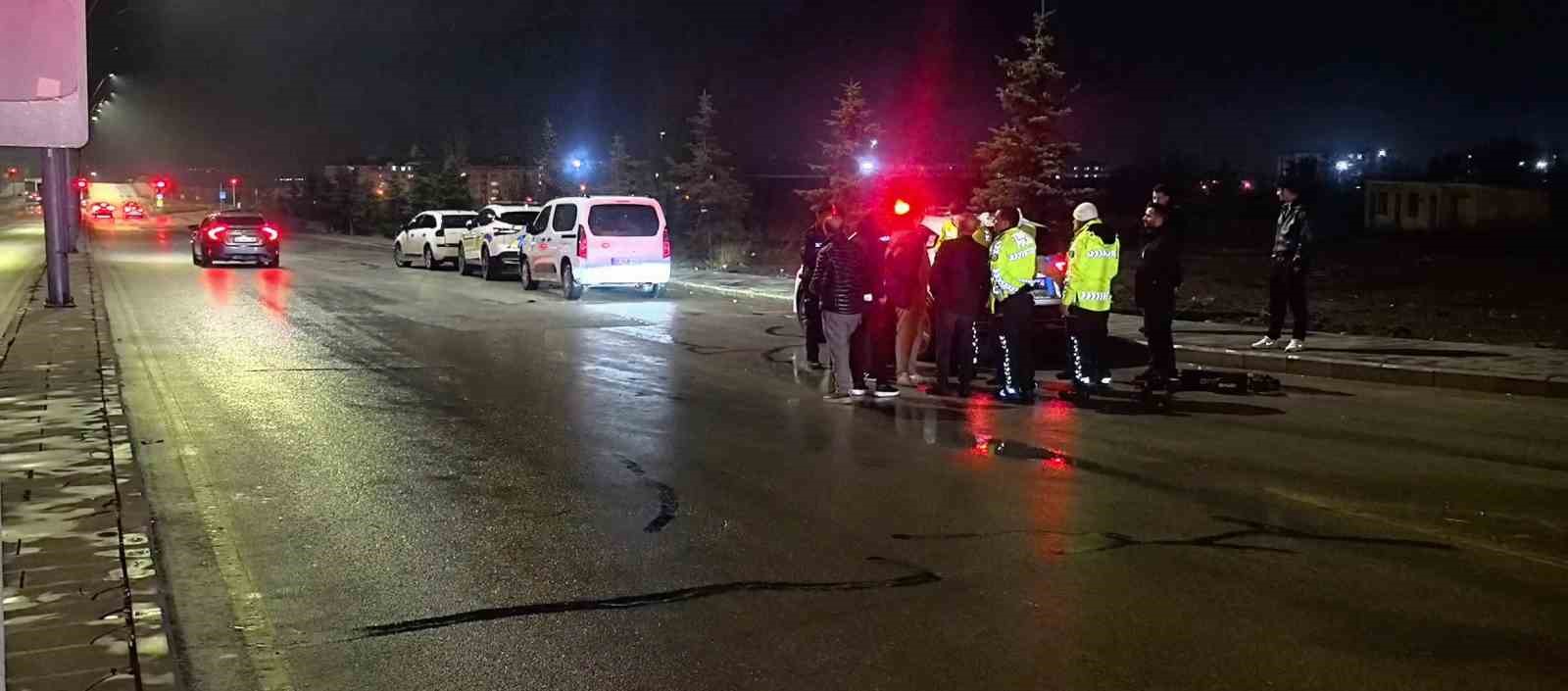 Erzurum&rsquo;da scooter s&uuml;r&uuml;c&uuml;s&uuml;ne ara&ccedil; &ccedil;arptı: 1 yaralı
