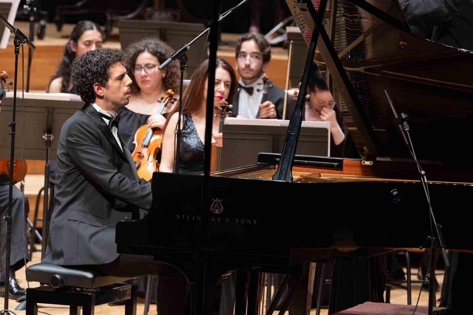 25. yıla notalarla g&ouml;rkemli kutlama
