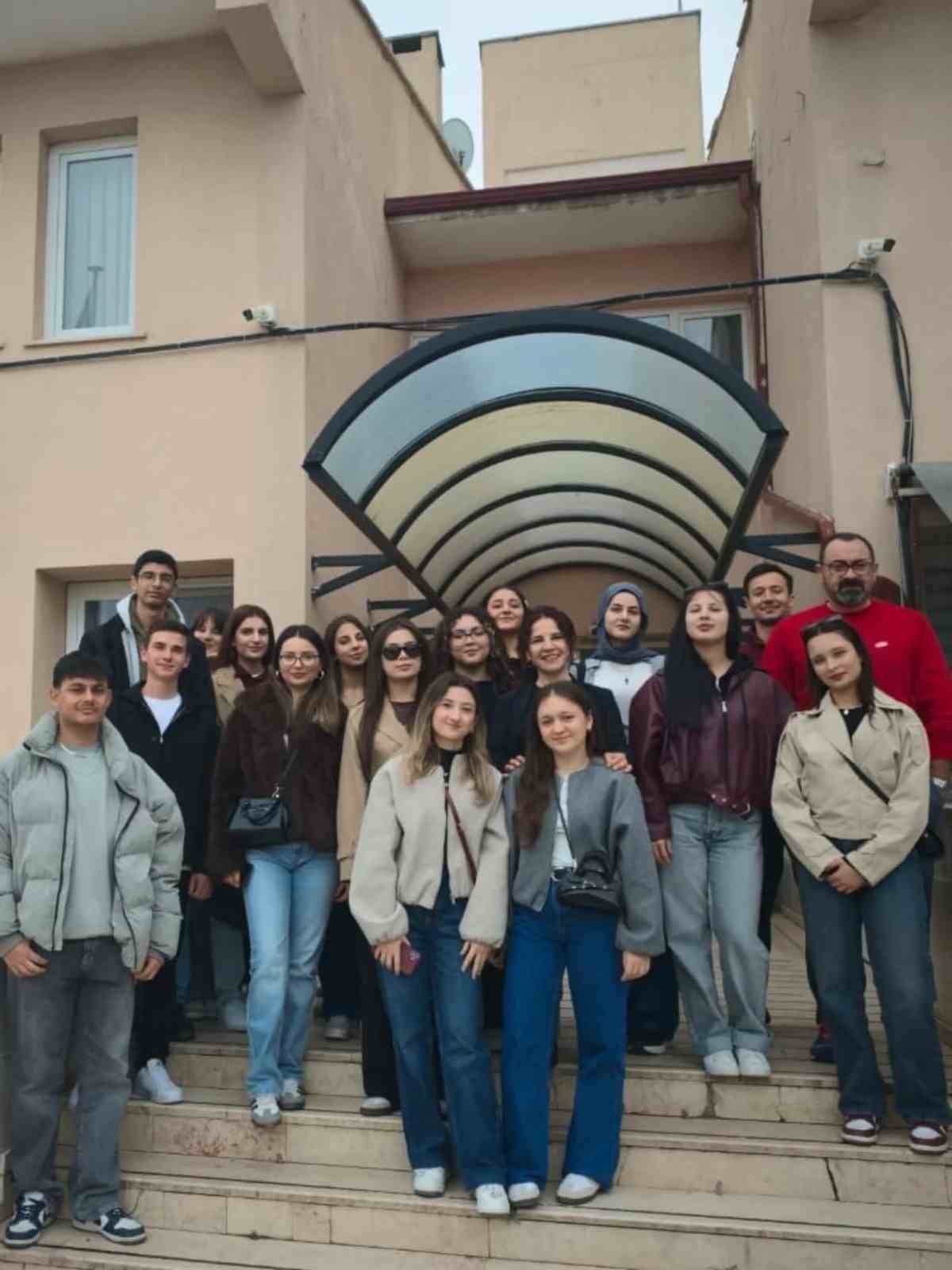 Bilecik&rsquo;te &ouml;ğrencilerden huzurevine anlamlı buluşma
